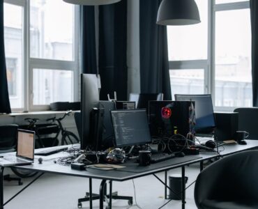 spasite-stol-od-kaosa-vodic-za-efikasnu-organizaciju-usb-kablova-i-hubova-kako-hr