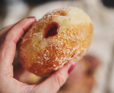 bakine-domace-krafne-s-bijelim-prstenom